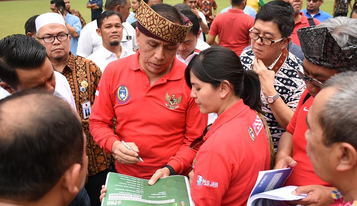 Ketum PSSI, Mochamad Iriawan, melakukan pengecekan saat berkunjung ke Stadion Utama Riau, Pekanbaru, Kamis (13/2). Stadion ini menjadi satu dari sebelas stadion yang dinominasikan sebagai tuan rumah Piala Dunia U-20 2021. (Dok PSSI)