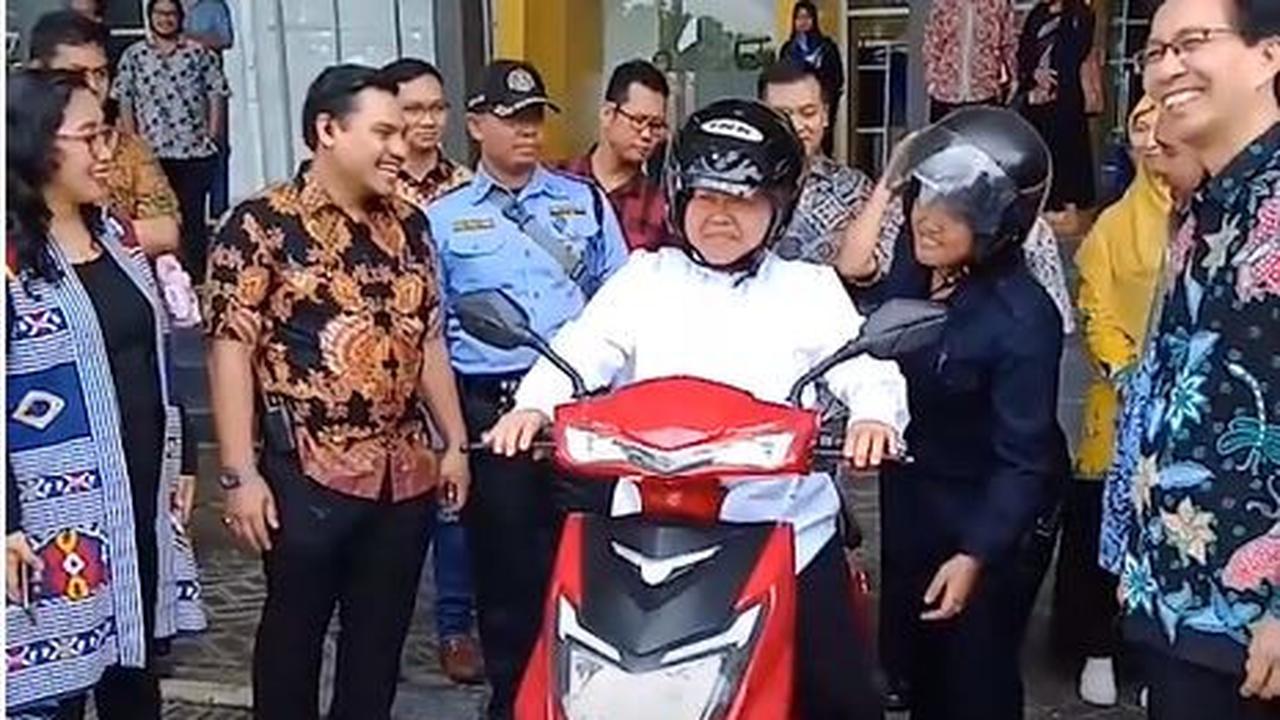 6 Potret Tri Rismaharini Naik Motor Listrik, Kendaraan Dinas Baru