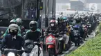 Sejumlah kendaraan terjebak kemacetan saat melintas di Jalan Gatot Subroto, Jakarta, Selasa (2/5/2023). (Liputan6.com/Herman Zakharia)