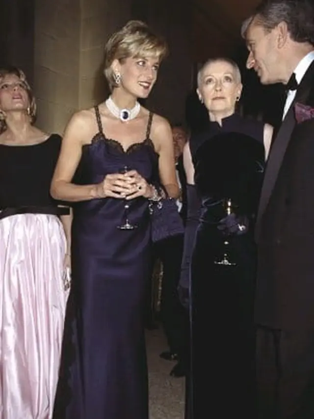Putri Diana memakai gaun satin slip biru di acara met gala.