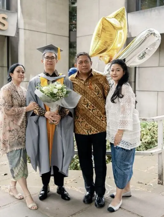 Ketua Dewan Perwakilan Rakyat Republik Indonesia (Ketua DPR RI) periode 2019–2024, Puan Maharani memiliki putri bernama Diah Pikatan Orissa Putri Hapsari, dikabarkan ia akan terjun ke politik. Tampak ia pun berkebaya putih dipadukan kain biru sebagai bawahan. Instagram/@puanmaharani]