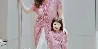 Para moms bisa tampil kembaran sama si kecil seperti potret Gisel dan Gempi satu ini. Padukan outerwear brokat dengan dress satin sebagai inner. (Instagram/gisel_la).