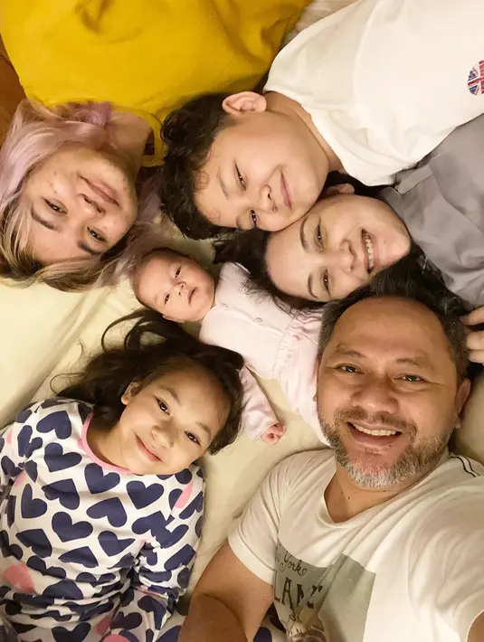 Di masa pandemi seperti sekarang tentu Indra dan Mona sangat menjaga sang buah hati. Mereka sangat membatasi orang-orang yang ingin menjenguk buah harinya, bahkan eyangnya sendiri baru melihat Numa setelah empat bulan. (Instagram/monaratuliu)