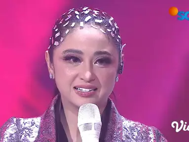 Ekspresi Dewi Perssik saat membacakan nominasi Gorgeous Dad di Infotainment Awards 2022 SCTV.