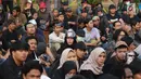 Peserta Aksi Kamisan ke-598 berkumpul saat berunjuk rasa di depan Istana Merdeka, Jakarta, Kamis (22/8/2019). Aksi Kamisan ke-598 mengangkat permasalahan dan meminta pemerintah menghentikan kasus Rasisme, Kekerasan dan Diskriminasi yang terjadi di Papua. (Liputan6.com/Helmi Fithriansyah)