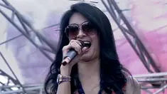 Iis Dahlia membawakan laguJomblo Senior dalam acara inBox SCTV (19/04/2014).