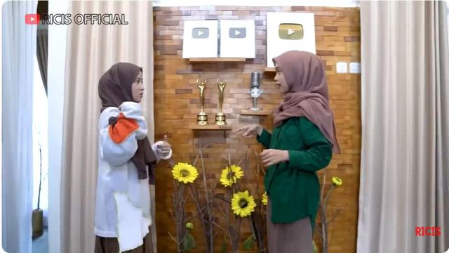 8 Potret Markas Nissa Sabyan dan Tim Gambusnya, Dipenuhi Kreativitas Anggota