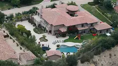 Kylie Jenner baru saja memamerkan penampakan bagian dalam rumah mewahnya seharga  $2,7juta atau sekitar Rp. 36,9 milyar di kawasan Calabasas, melalui sebuah video yang diunggah dalam website TheKylieJenner.com. (dailymail.co.uk)
