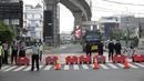 Petugas Polisi dan Dishub menyekat ruas Jalan Simatupang mengarah ke Fatmawati, Jakarta, Sabtu (10/7/2021). Penambahan titik penyekatan jalan seperti ruas Jalan Simatupang, Jalan Antasari, dan Jalan Raya Cijantung untuk mempertegas bahwa Jakarta masih masa PPKM Darurat. (Liputan6.com/Faizal Fanani)