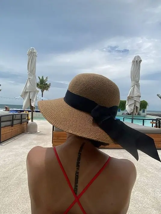 Mieke tetap cantik meski bagian punggungnya belang karena sinar matahari. [Instagram @mieke_amalia]