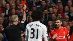  Steven Gerard mendapat kartu merah dari wasit Martin Atkinson di menit pertama babak kedua saat Liverpool menjamu Manchester United dalam laga Liga Inggris di Stadion Anfield, Liverpool, (22/3/2015). (AFP/Paul Ellis).