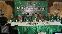 Waketum PPP Emron Pangkapi (tengah) saat menggelar konferensi pers terkait pelaksanaan Muktamar Islah PPP, Jakarta, Kamis (31/3). Muktamar islah ini akan digelar pada 8-11 April 2016 di Asrama Haji, Pondok Gede, Jakarta Timur (Liputan6.com/ JohanTallo)