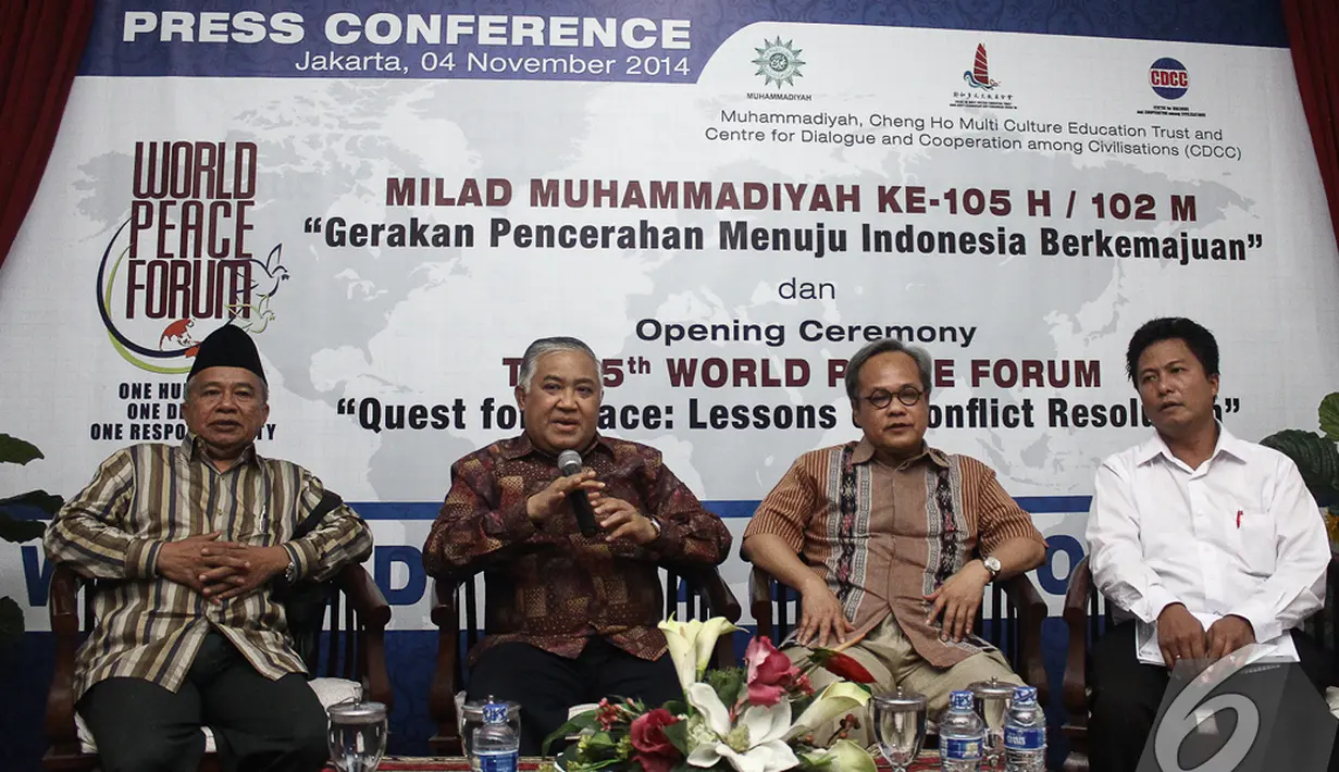 Din Syamsudin (kedua kiri) mengabarkan World Peace Forum ke-5 akan diselenggarakan di Gedung Nusantara 4 DPD RI pada kamis (20/11/2014) mendatang, Jakarta, Selasa (4/11/2014). (Liputan6.com/Faizal Fanani)