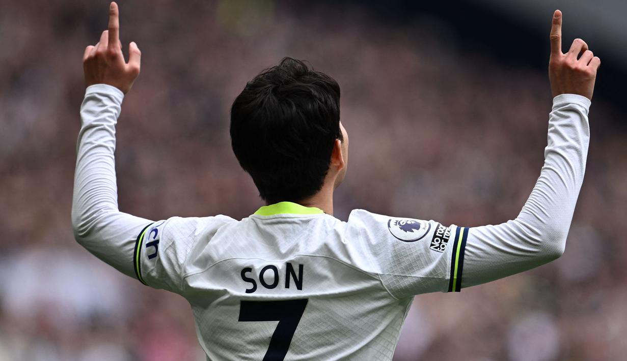 Sejak era Premier League di Liga Inggris pada musim 1992/1993, hingga kini tercatat 34 pemain telah berhasil mencetak 100 gol atau lebih bersama klub yang dibelanya. Pemain terbaru yang meraih catatan tersebut adalah sayap kiri Tottenham Hotspur, Son Heung-min, top skor Liga Inggris musim 2021/2022 lalu yang musim ini telah mencetak 7 gol bagi Spurs. Ia bergabung dengan 4 pemain lain di musim 2021/2022 sebagai 5 pemain terakhir yang mampu mencatatkan 100 gol di Liga Inggris. Berikut daftar lengkapnya. (AFP/Ben Stansall)