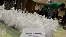Panitia menata bungkusan plastik berisi daging kurban di Masjid Sunda Kelapa, Jakarta, Senin (12/9). Tahun ini, panitia tidak lagi membagi-bagikan daging kurban langsung kepada masyarakat bertepatan Hari Raya Idul Adha 1437 H. (Liputan6.com/Helmi Afandi)