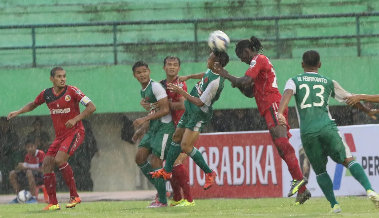 Pemain Semen Padang, Mohamadou Alhadji, duel udara dengan pemain PS TNI pada laga 8 besar Piala Jenderal Sudirman di Stadion Manahan, Solo, Sabtu (12/12/2015). (Bola.com/Nick Hanoatubun)