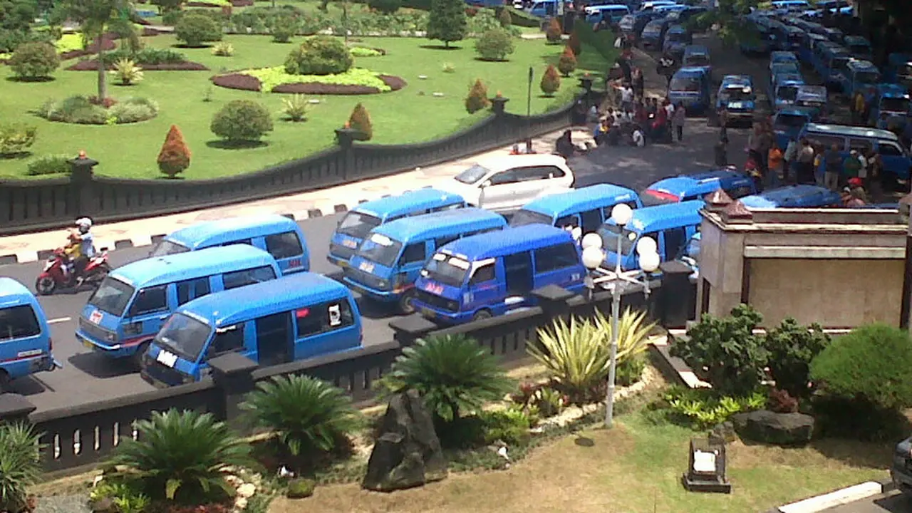 Ratusan sopir angkot di Kota Malang, Jawa Timur, demo