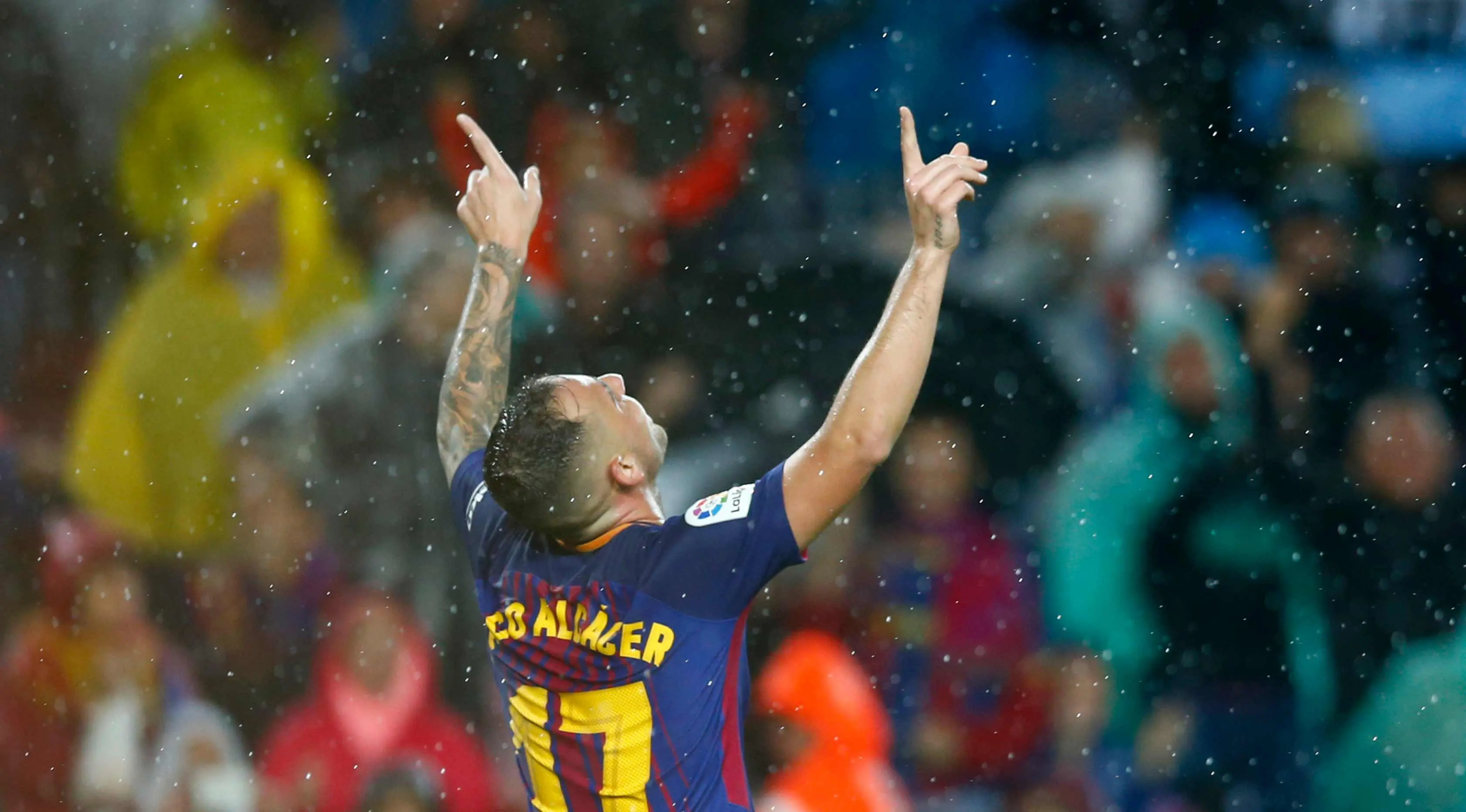 Penyerang Barcelona, Paco Alcacer melakukan selebrasi usai mencetak gol ke gawang Sevilla pada La Liga Spanyol di Camp Nou, Barcelona, (4/11). Alcacer mencetak dua gol dipertandingan ini dan mengantar Barcelona menang 2-1. (AP Photo/Manu Fernandez)