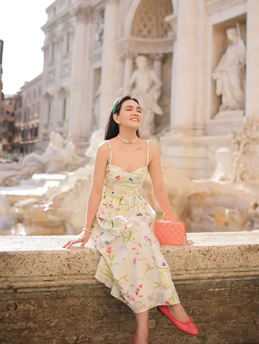 Terakhir, dress bertali spageti bermotif flora yang cantik ini dari Shandy Aulia, bisa jadi inspirasi tampilan menarik ketika liburan keluar negeri saat musim panas. Mana penampilan Shandy Aulia yang jadi favoritmu, Sahabat FIMELA? [Foto: Instagram/shandyaulia]