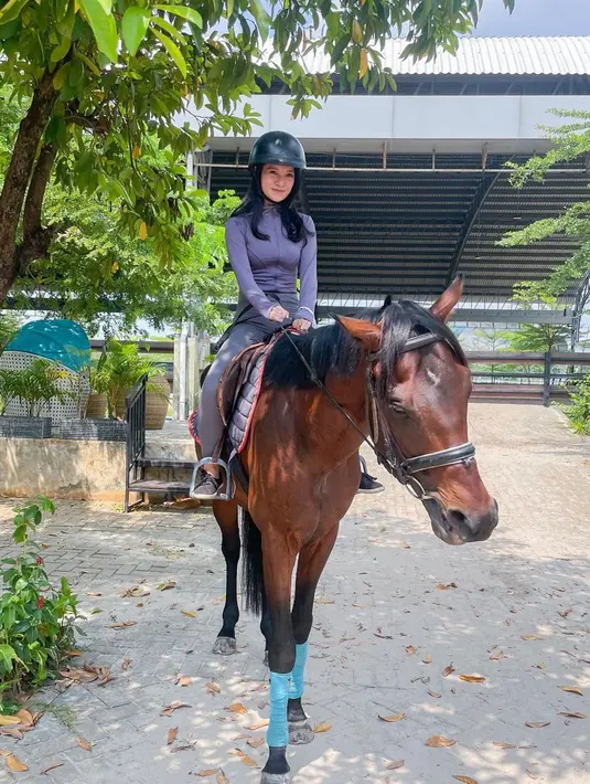 Potret Vinessa Inez selama berkuda ini pun banjir pujian dari netizen. Ia juga diketahui tak hanya menggeluti olahraga berkuda saja, tapi beberapa olahraga lainnya. (Liputan6.com/IG/@vinessainez)