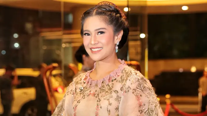 [Bintang] Intip Gaya Keren Dian Sastrowardoyo Nyanyi dan Main Gitar