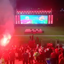 Suasana nonton bareng di Stadion Tambaksari, Surabaya menyaksikan laga Timnas Indonesia U-23 versus Irak pada perebutan tempat ke-3 Piala Asia U-23 2024. (Bola.com/Aditya Wany)