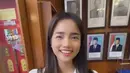 Rambut pun dibiarkan terurai tanpa poni, dengan makeup natural mengaplikasikan lipstik coralnya. [@raffinagita1717]