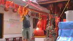  Warga tionghoa di kota Salatiga, Jawa Tengah. mengadakan kerja bakti, membersihkan  Klenteng Hok Tek Bio menyambut datangnya tahun baru Imlek.