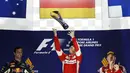 Pebalap Ferrari, Sebastian Vettel, sukses meraih juara GP Singapura di sirkuit jalan raya Marina Bay, Minggu (20/9/2015). (Reuters/Olivia Harris)