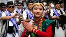 Seorang wanita anggota komunitas adat Gurung menari mengenakan pakaian tradisional saat mengikuti upacara perayaan Tahun Baru 'Tamu Lhosar' di Kathmandu, Nepal (30/12/2022). Acara itu digelar untuk menyambut pergantian tahun. (AFP/Prakash Mathema)