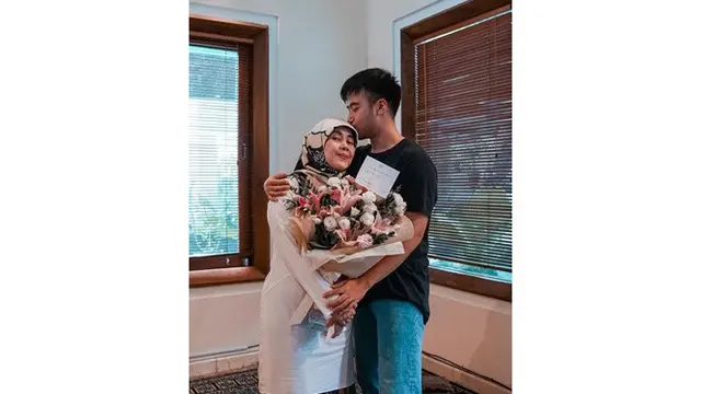 6 Momen Kedekatan Vidi Aldiano dengan Ibunda, Terbaru Umrah Bareng