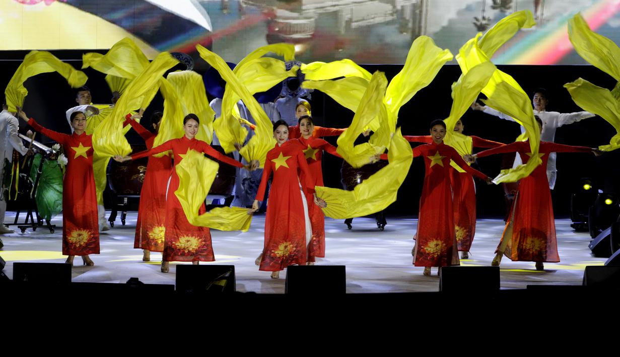 Tarian khas Filipina saat upacara penutupan SEA Games 2019 di Stadion New Clark City, Filipina, Rabu (11/12). Filipina menjadi juara umum pada gelaran kali ini. (Bola.com/M Iqbal Ichsan)