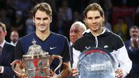 Roger Federer (kiri) mengalahkan Rafael Nadal di final Swiss Indoors Basel 2015, Senin (2/11/2015) dini hari WIB. REUTERS/Arnd Wiegmann