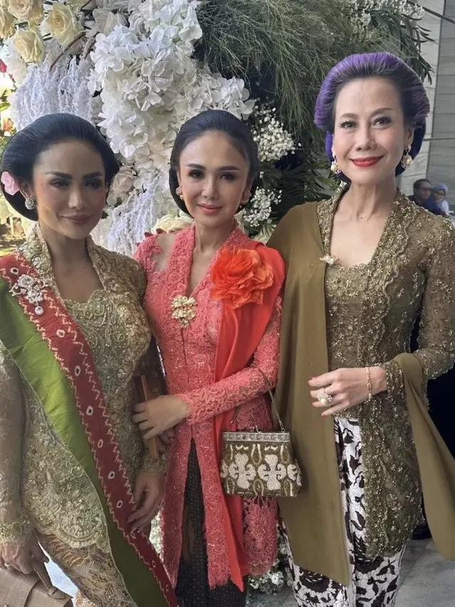 Yuni Shara Kenakan Kebaya saat Hadir di Pernikahan Anak Susi Pudjiastuti, Nadine Kaiser. [@silalahirosi]