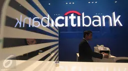 Seorang karyawan Citi Bank bersiap melayani nasabahnya di cabang Citi Bank Pantai Indah Kapuk, Jakarta, Jumat (30/10/2015). Citi Bank membuat salah satu terobosan baru yang bernama Citi Smart Branch. (Liputan6.com/Angga Yuniar)