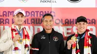 Chef de Mission (CdM) Anindya Bakrie (tengah) bersama dua atlet Indonesia peraih medali emas di Olimpiade 2024 Paris, Rizki Juniansyah (kiri) dan Veddriq Leonardo (kanan) di&nbsp;Bandara Internasional Soekarno-Hatta, Tangerang, Selasa (13/8/2024). (Abdul Aziz/Bola.com).