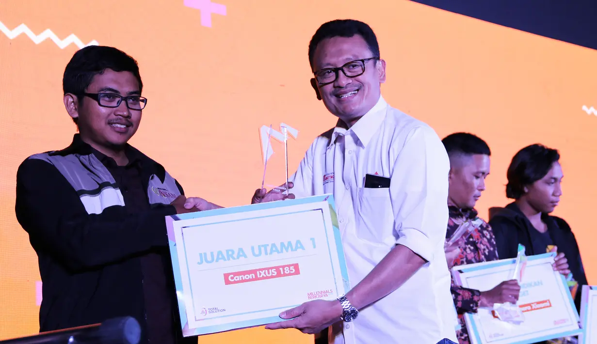Kepala Departemen Perencanaan dan Pengendalian Pemasaran Semen Indonesia Rudi Hartono (Berbaju putih) menyerahkan hadiah kepada pemenang pertama program Millennials Berkarya Semen Indonesia di Gresik, Jawa Timur, Jumat (23/11). (Liputan6.com/HO/Eko)