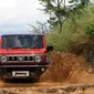 Suzuki Jimny 5 pintu saat melewati kubangan air. (SIS)