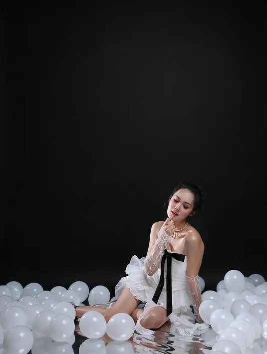 Jennifer Eve dikenal luas berkat perannya di berbagai sinetron dan film, termasuk sebagai Raisa dalam Love Story The Series. Kariernya di dunia hiburan dimulai sejak usia 11 tahun sebagai model cilik sebelum terjun ke dunia akting. Perayaan ulang tahunnya kali ini menjadi bukti bahwa ia tak hanya sukses di layar kaca, tetapi juga dikelilingi oleh orang-orang yang mencintainya. (Liputan6.com/IG/@jennifereve99)