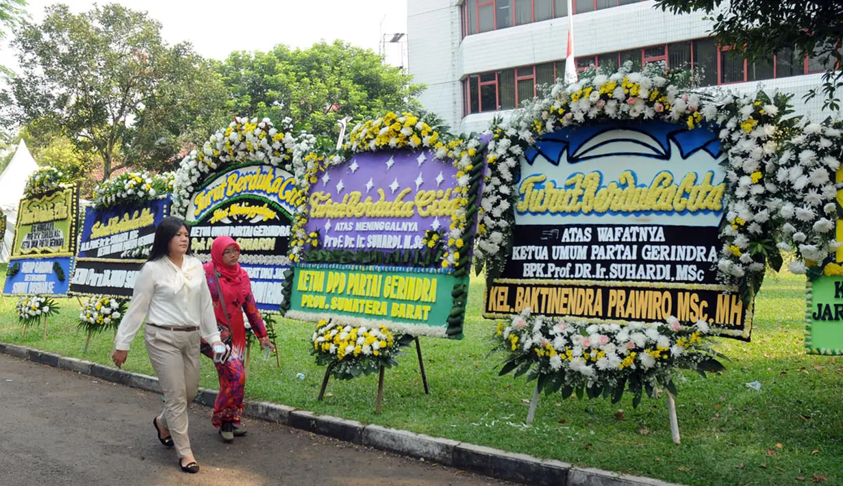 Puluhan karangan bunga memenuhi pelataran kantor DPP Partai Gerindra, tempat disemayamkannya Alm Suhardi, (29/8/2014). (Liputan6.com/Helmi Fithriansyah)