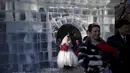 Sejumlah pasangan pengantin baru seusai mengikuti upacara pernikahan massal yang merupakan bagian dari Festival Es dan Salju Harbin di provinsi Heilongjiang, China, Rabu (6/1/2016). ( REUTERS/ Aly Song)