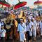 Prosesi sakral ini merupakan rangkaian menjelang Hari Raya Nyepi Tahun Baru Saka 1948 yang jatuh pada 19 Maret 2026. Tampak dalam foto, umat Hindu saat mengikuti upacara doa Melasti di salah satu pantai di Denpasar, Bali, pada Senin 16 Maret 2026. (SONNY TUMBELAKA/AFP)