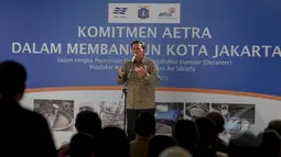 Gubernur DKI Jakarta Basuki T Purnama (Ahok) memberi sambutan saat peresmian gedung pengolahan lumpur, Jakarta, Selasa (19/5/2015). Aetra Indonesia memiliki 2 unit alat pengolahan lumpur, salah satunya di Pulogadung, Jakarta. (Liputan6.com/Faizal Fanani)