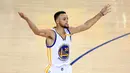 Pemain Golden State Warriors, Stephen Curry melakukan selebrasi usai mencetak angka di pertandingan gim kelima Final NBA 2017 di Oakland, California (12/6). Warriors berhasil merebut gelar juara NBA 2017. (Thearon W. Henderson/Getty Images/AFP)