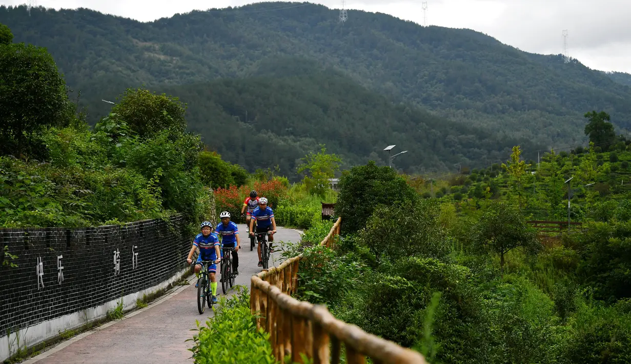 Sejumlah orang bersepeda di sepanjang jalur sepeda di Desa Sanliya di Wilayah Pingli, Provinsi Shaanxi, China barat laut (23/7/2020). Jalur sepanjang 40 kilometer yang membentang di alam bebas ini menawarkan pengalaman yang menyenangkan bagi pesepeda. (Xinhua/Zhang Bowen)