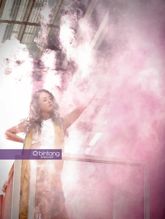 "80% feeling. Karakter sebuah film itu jodoh-jodohan sih menurut aku. Kalau emang jodoh ditolakpun akhirnya akan balik karakternya," ujar Ayushita saat berbicang dengan Bintang.com secara eksklusif. (Bambang E. Ros/Bintang.com)