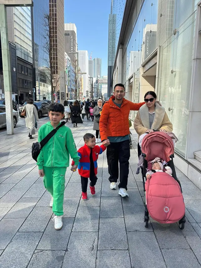 Nagita Slavina Bersama Rafathar, Rayyanza, dan Ranayma (foto: Instagram/raffinagita1717)