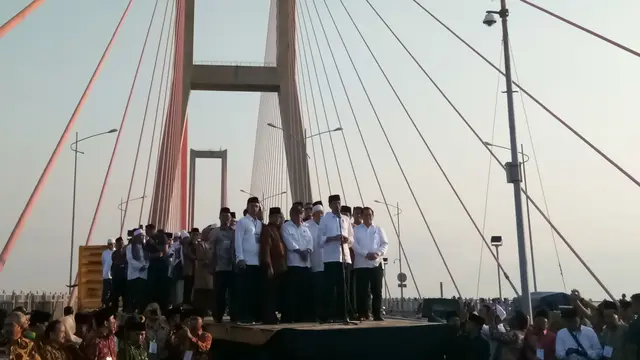 Presiden Joko Widodo (Jokowi) meresmikan pembebasan tarif Jembatan Tol Suramadu, yang menghubungkan wilayah Surabaya dan Madura, Sabtu (27/10/2018). (Titin/Merdeka.com)