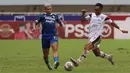 <p>Pemain Persib Bandung, Ciro Alves (kiri) berebut bola dengan pemain Arema FC, Rizky Dwi Febrianto pada pertandingan pekan ke-26 BRI Liga 1 2022/2023 yang berlangsung di Stadion Pakansari, Bogor, Kamis (23/2/2023). (Bola.com/Ikhwan Yanuar)</p>