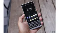 BlackBerry Key2 hadir dalam dua pilihan warna, yakni silver dan hitam (Foto: Engadget/ Chris Velazco)
